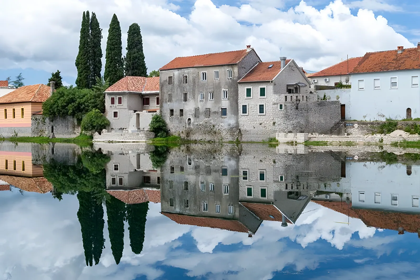 Srednjovekovne utvrđene građevine odražene u mirnom vodenom kanalu · Trebinje, Herceg Novi i Dubrovnik - 1 noćenje, Trebinje