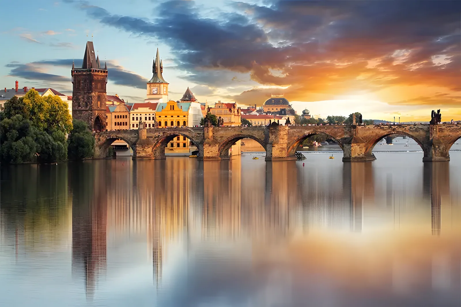 Kameni most preko reke u zlatnim bojama zalaska sunca · Prag - 1 noćenje, Prag