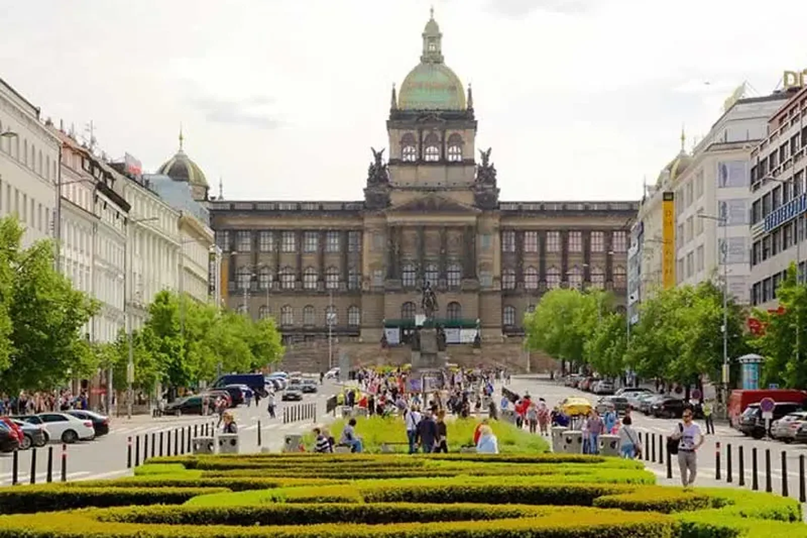 Gradski trg sa istorijskom vladinom zgradom i zelenom travom · Prag - 1 noćenje, Prag