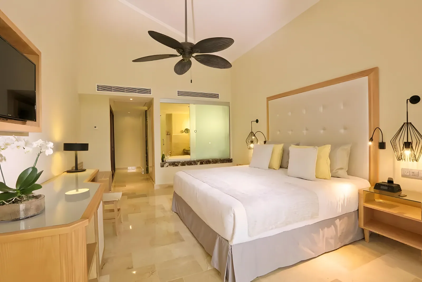 Moderna spavaća soba sa žutim detaljima i plafonskim ventilatorom · Grand Palladium Punta Cana Resort & Spa