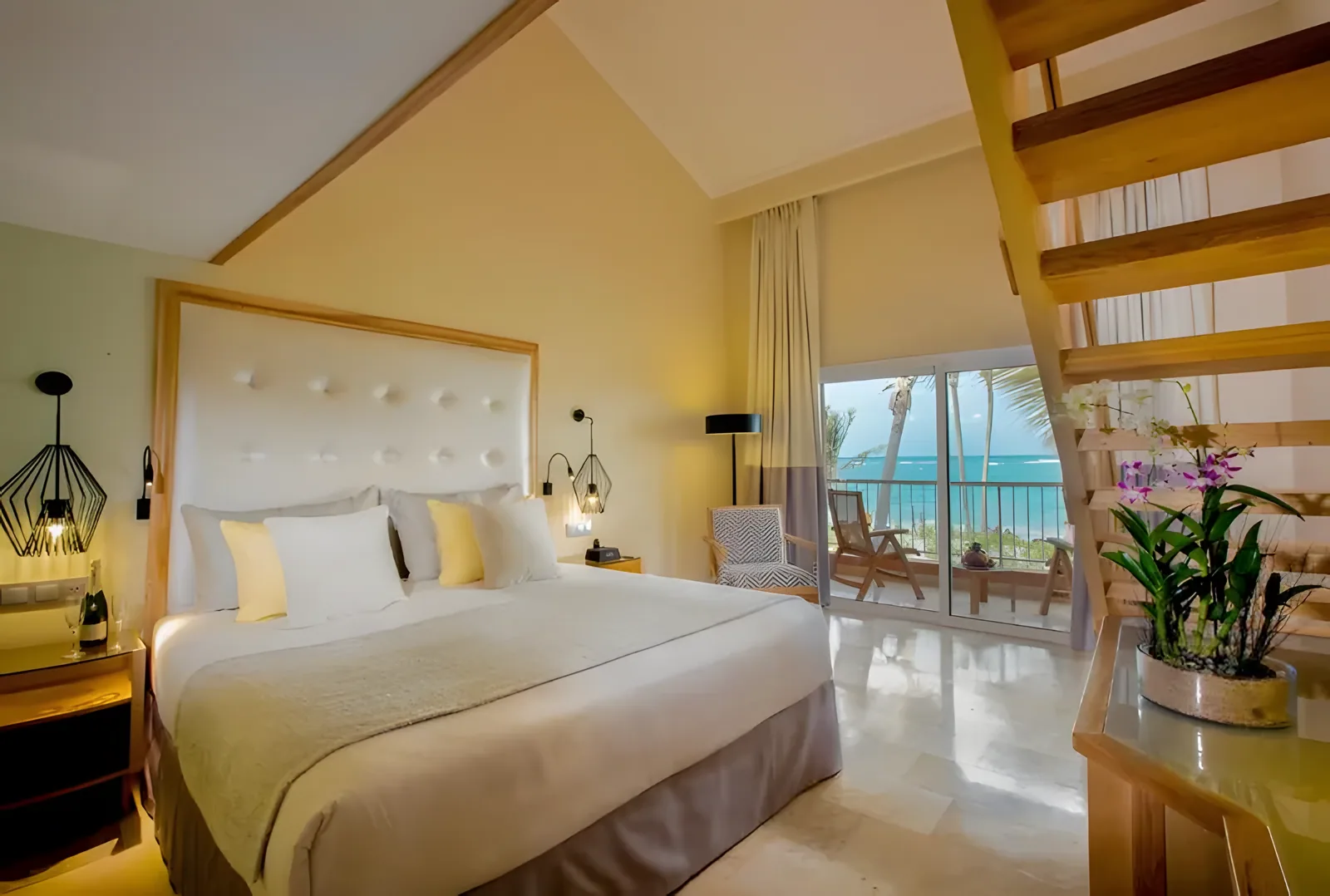 Prostrana soba sa terasom sa pogledom na more i drvenim stepenicama · Grand Palladium Punta Cana Resort & Spa
