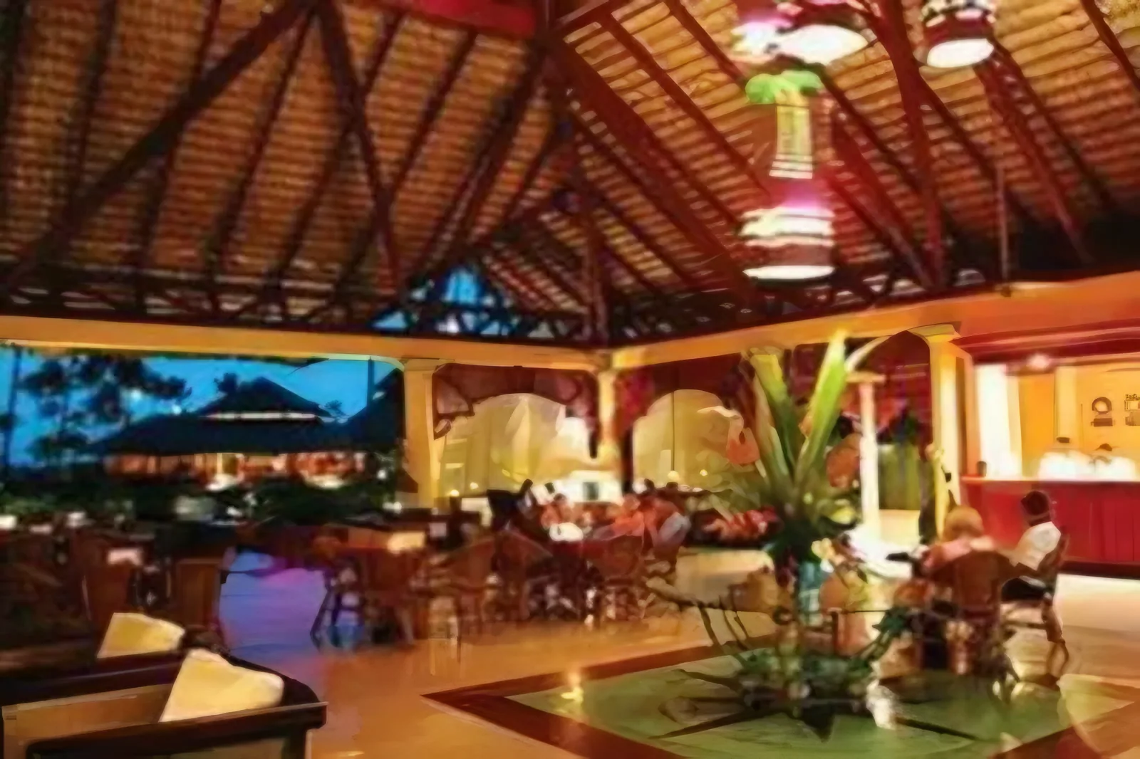 Restoran na otvorenom sa drvenim krovom i večernjim ambijentalnim osvetljenjem · Vik Arena Blanca 3+*