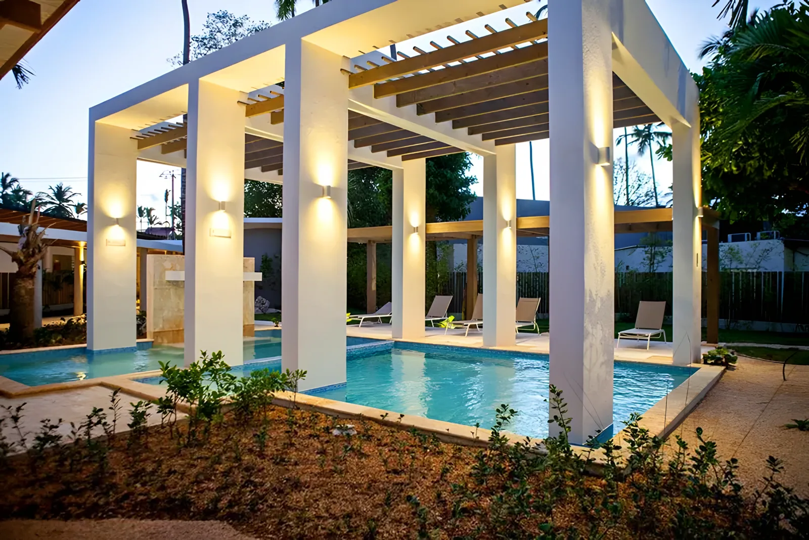 Moderan paviljon kraj bazena sa belim stubovima i ležaljkama · Vista Sol Punta Cana Beach Resort & Spa Hotel