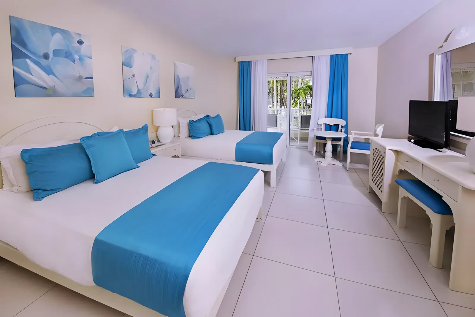 Prostrana soba sa odvojenim krevetima i plavim detaljima okrenuta ka balkonu · Vista Sol Punta Cana Beach Resort & Spa Hotel