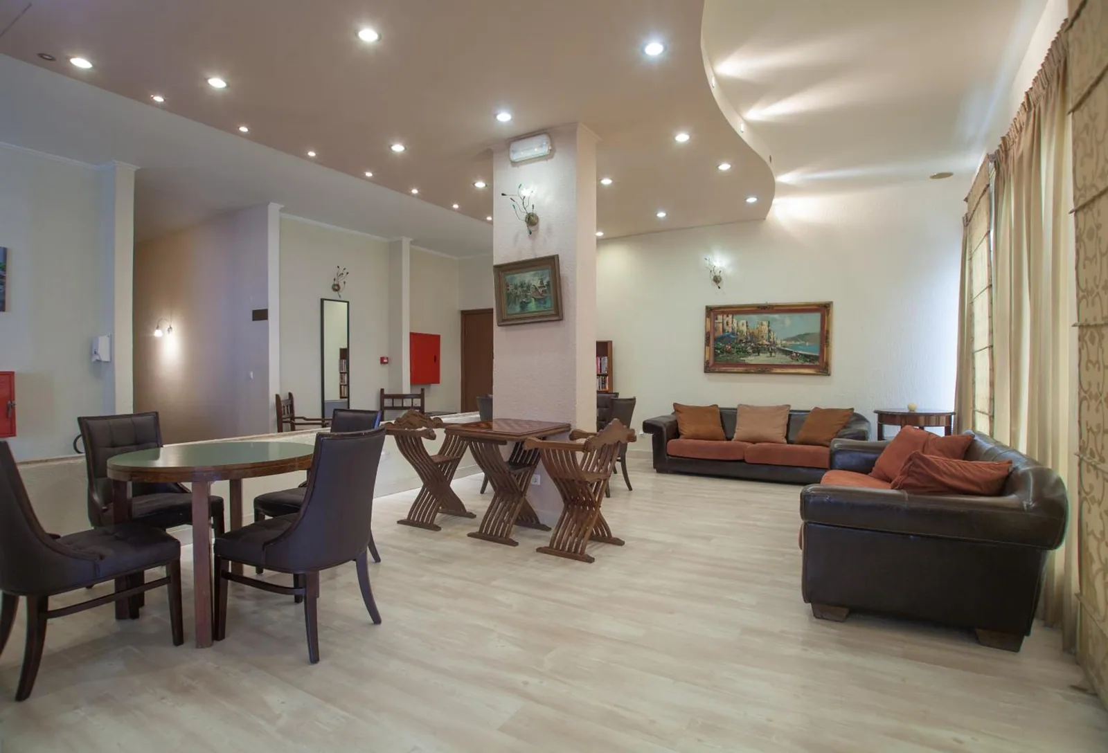 Lobi sa foteljama, sofom i drvenim stolovima · Hotel Alexandros, Krf