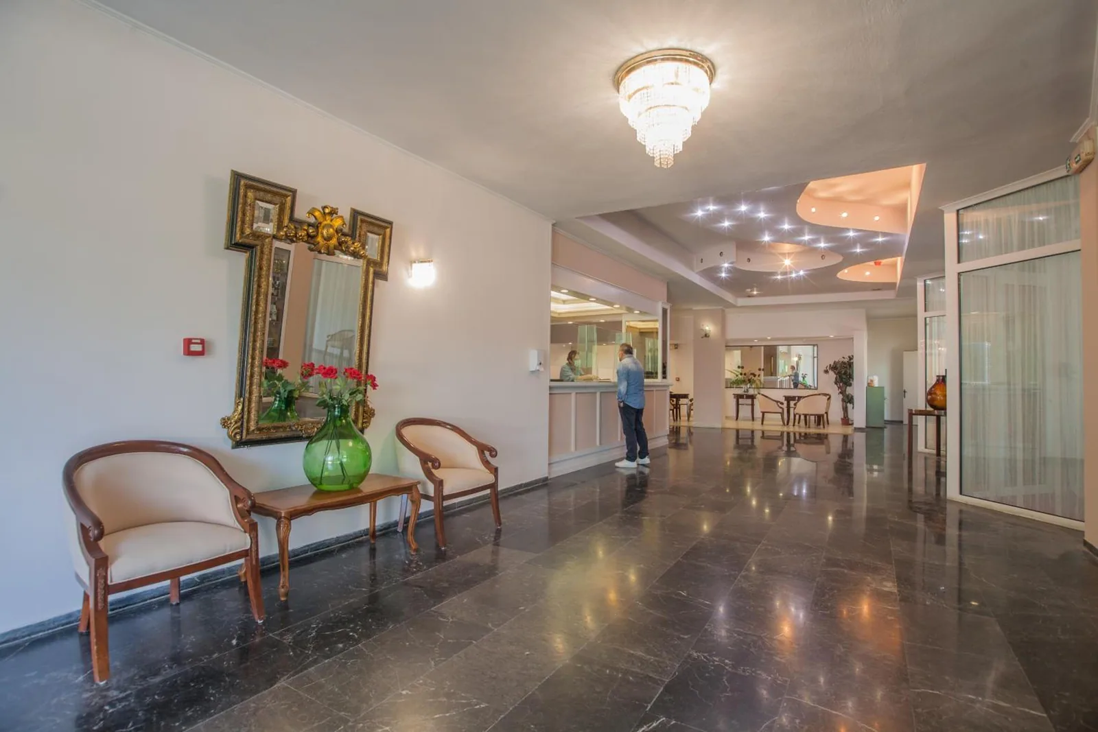 Prostor lobija sa ogledalom i foteljama · Hotel Alexandros, Krf