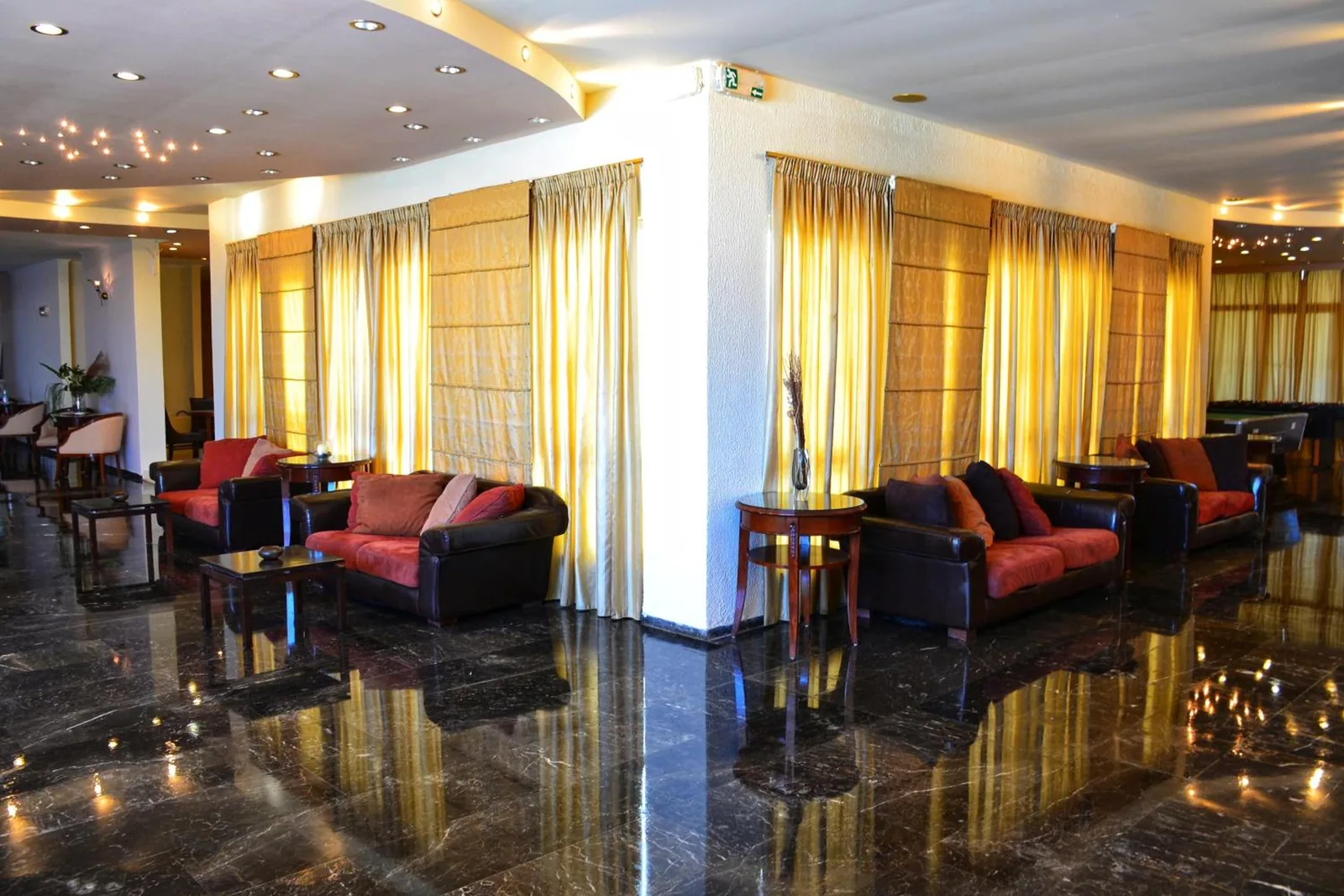 Lobi sa foteljama i zavesama · Hotel Alexandros, Krf