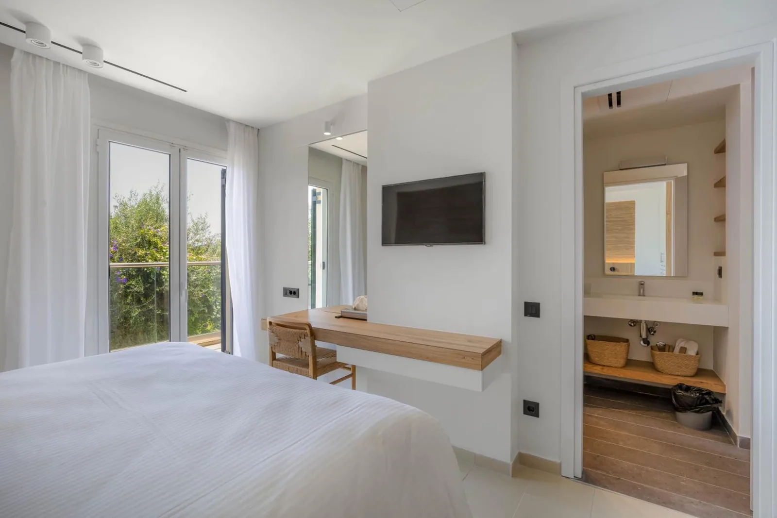 Soba sa krevetom, televizorom i vratima ka kupatilu · Hotel Elea Beach, Krf