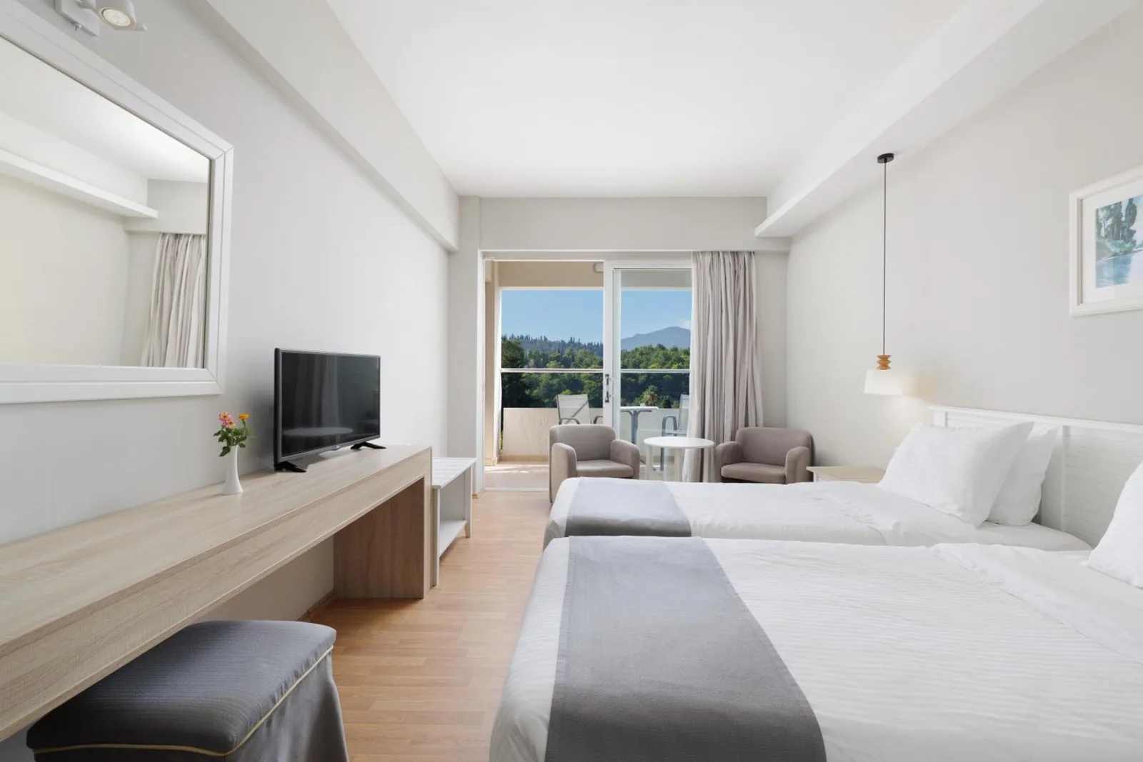Soba sa krevetom i televizorom · Hotel Elea Beach, Krf