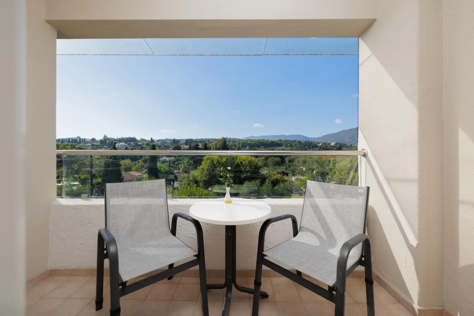 Balkon sa stolom i pogledom na zelenilo · Hotel Elea Beach, Krf