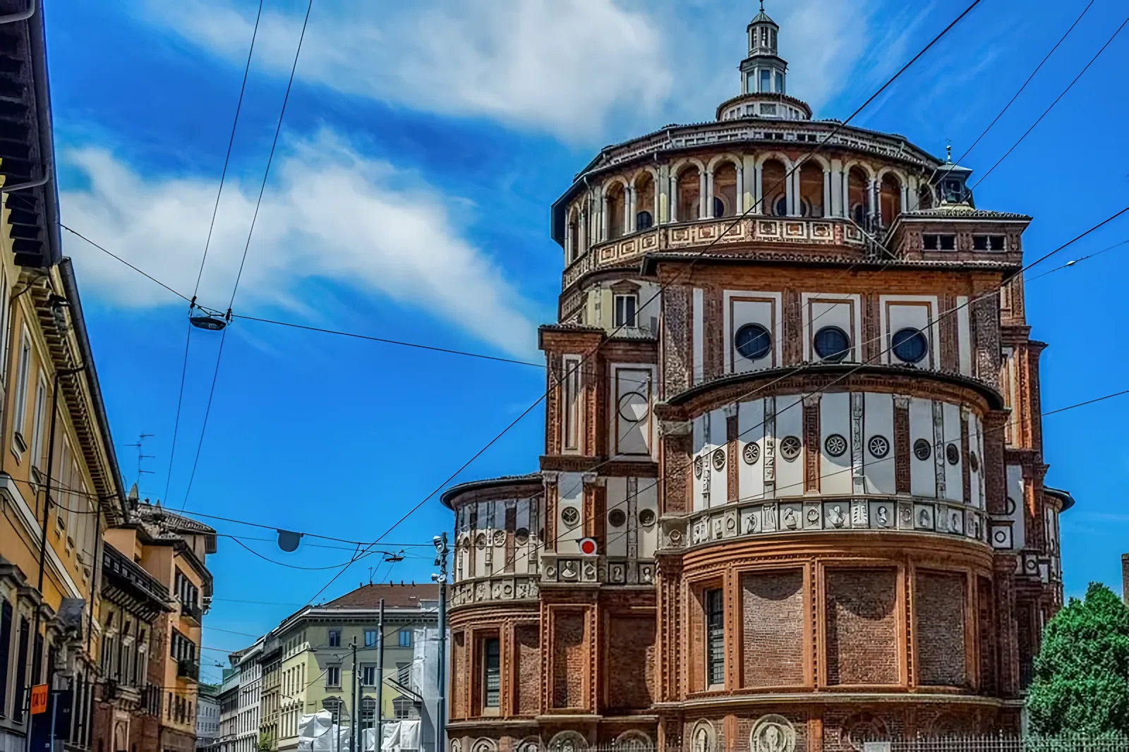 Renesansna crkvena kupola među istorijskim zgradama i ulicama · Milano, Đenova, Lugano i Komo - 2 noćenja, Milano