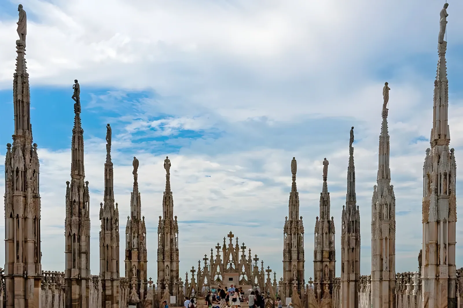 Ukrašeni tornjevi katedrale sa pogledom sa terase na krovu · Milano, Đenova, Lugano i Komo - 2 noćenja, Milano