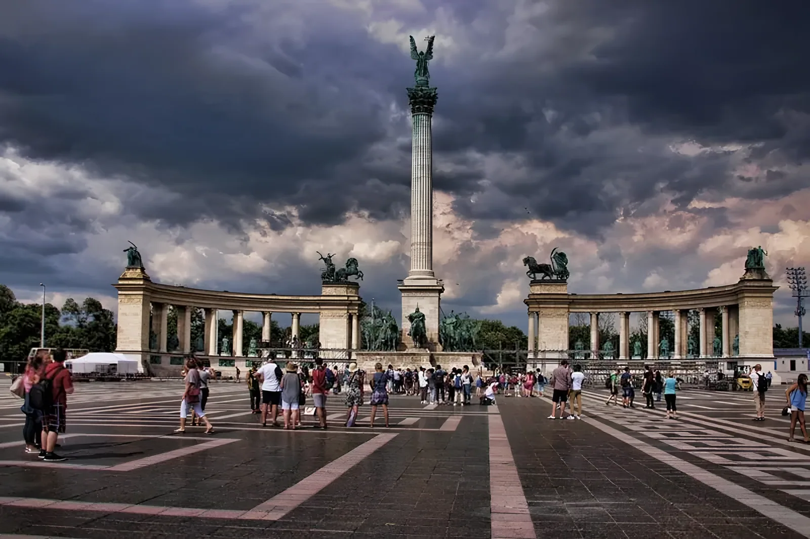Spomenik sa stubom i statuama na trgu · Budimpešta - 2 noćenja, Budimpešta