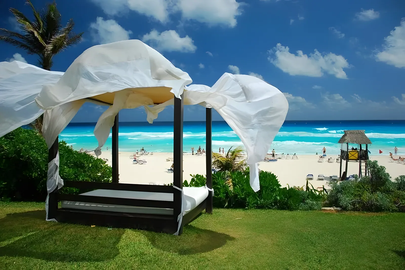 Plažna kabana sa belim draperijama i pogledom na tirkizno more · Grand Oasis Cancun Hotel