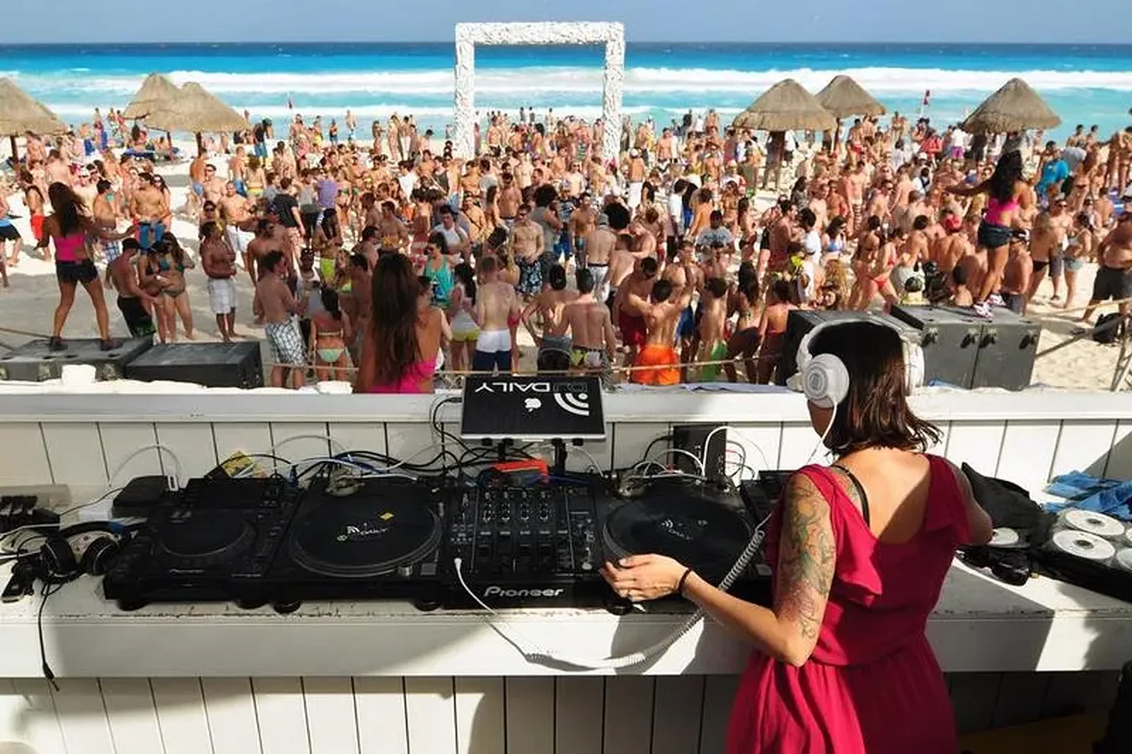 Žurka na plaži sa DJ pultom i belim lukom · Grand Oasis Cancun Hotel