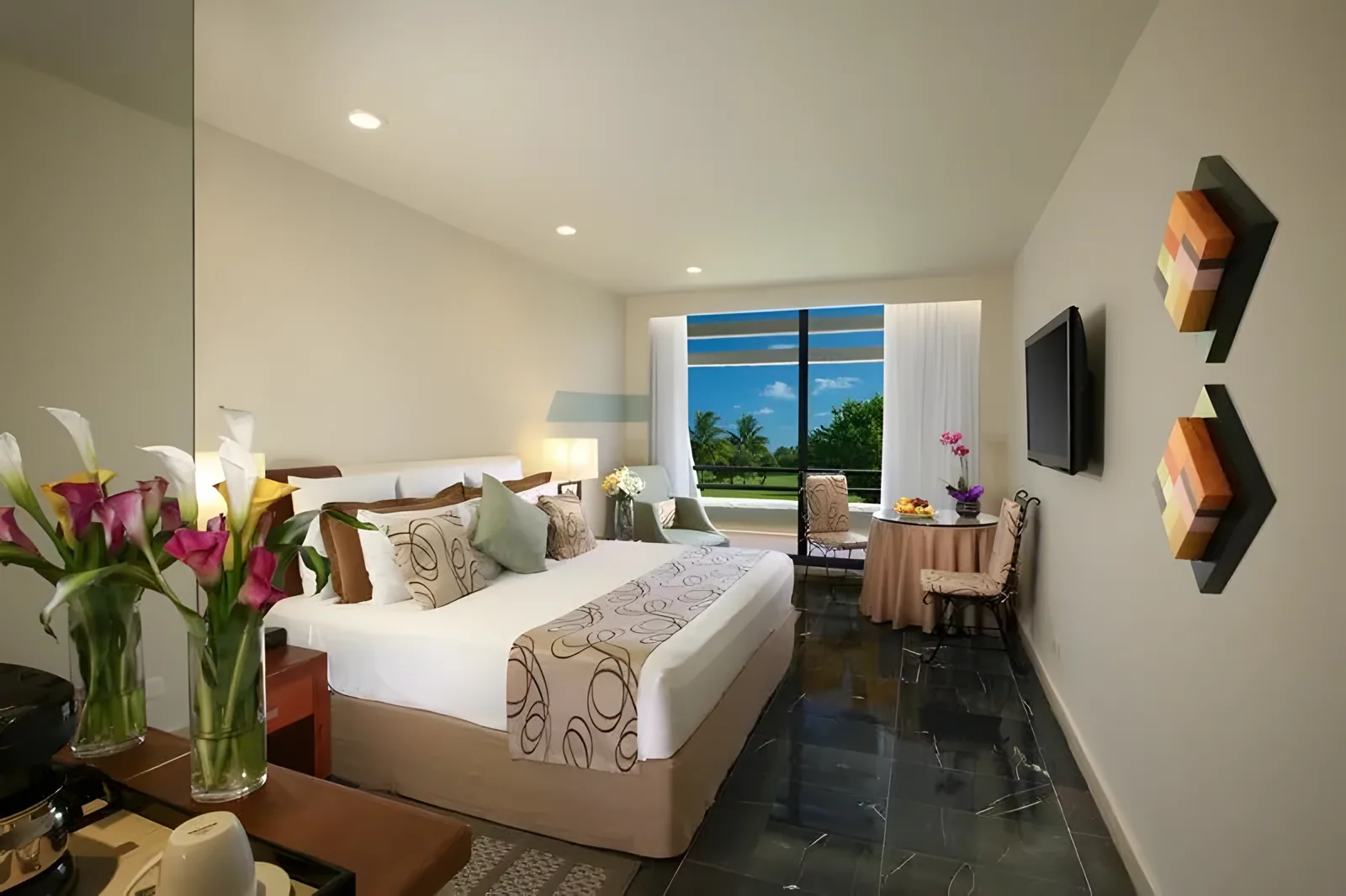 Moderna spavaća soba sa velikim prozorima i pogledom na okean · Grand Oasis Cancun Hotel