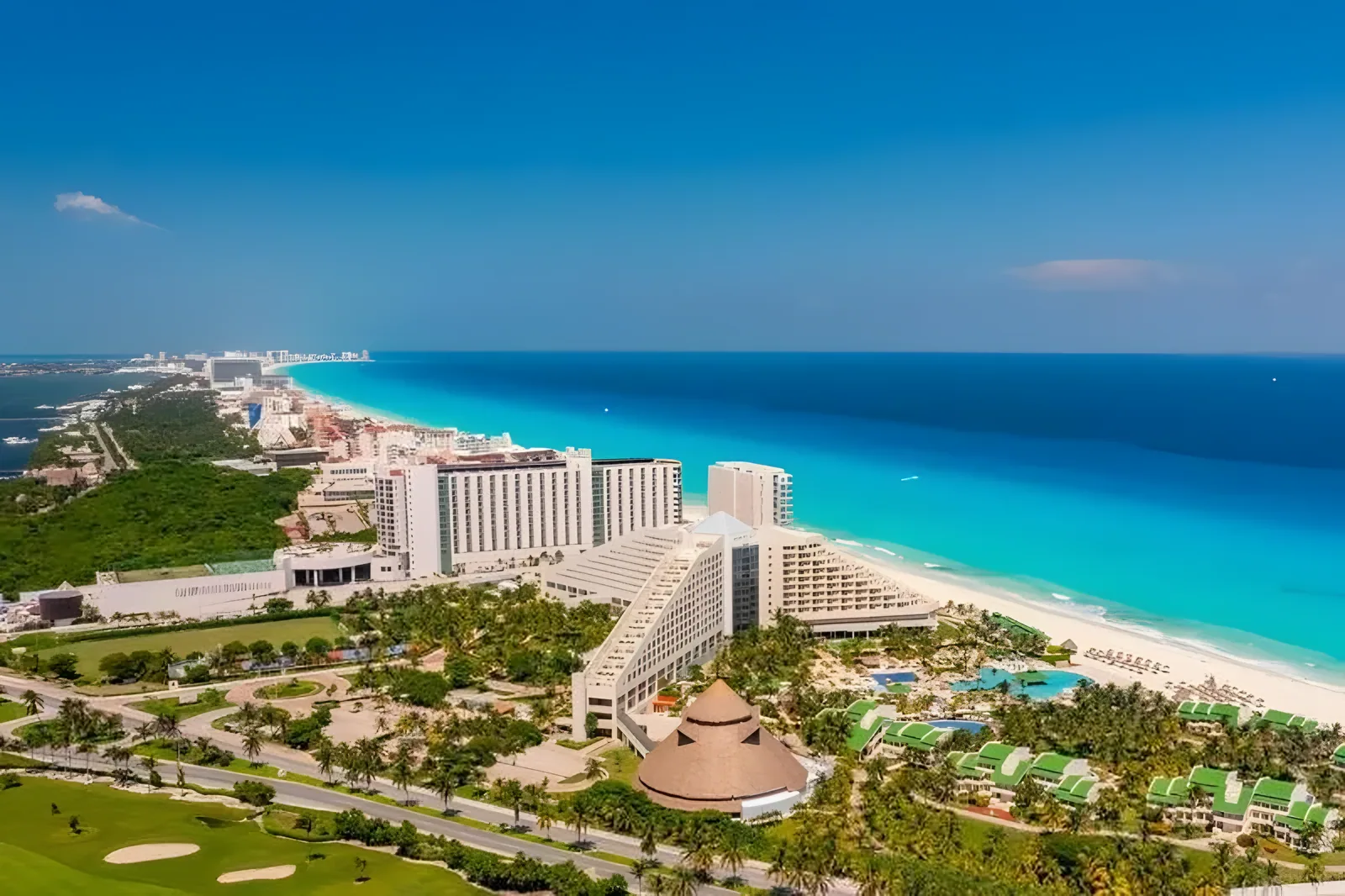 Pogled iz vazduha na hotelski kompleks na plaži sa tirkiznim vodama · Hotel Iberostar Selection Cancun