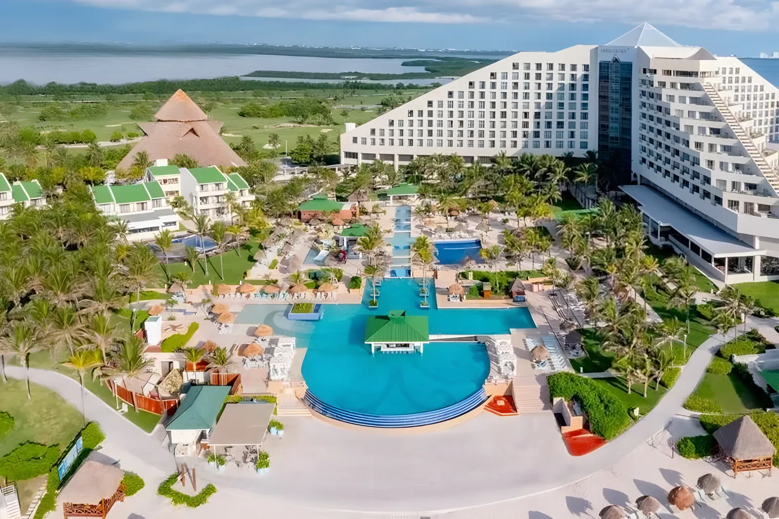 Moderan hotel sa velikim plavim bazenom u obliku lagune i tropskim dvorištem · Hotel Iberostar Selection Cancun