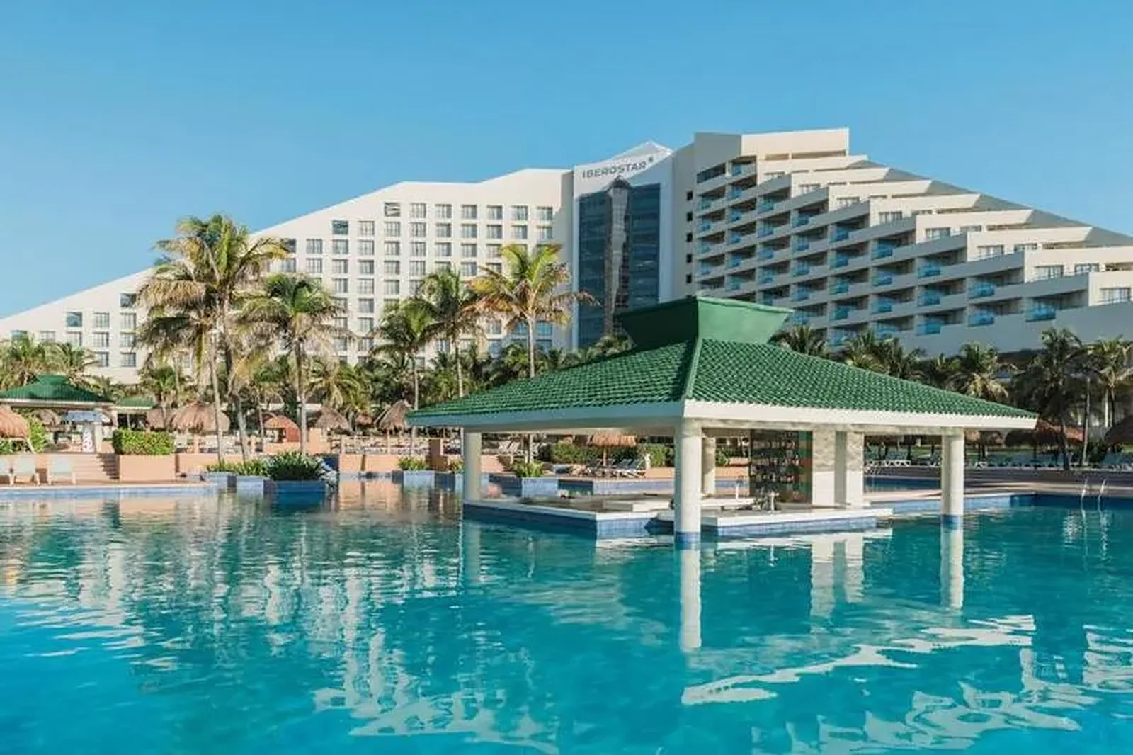 Bazen sa pergolom i palmama koje okružuju letovalište · Hotel Iberostar Selection Cancun
