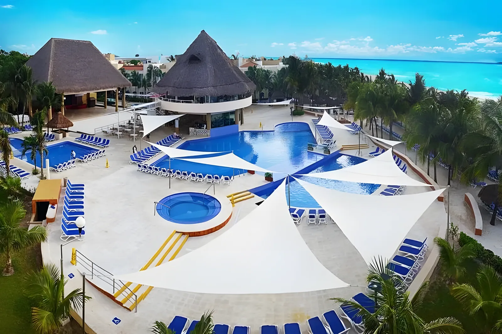 Kompleks bazena sa krovovima od trske i palmama · Viva Wyndham Maya Hotel 4*, Playa del Carmen