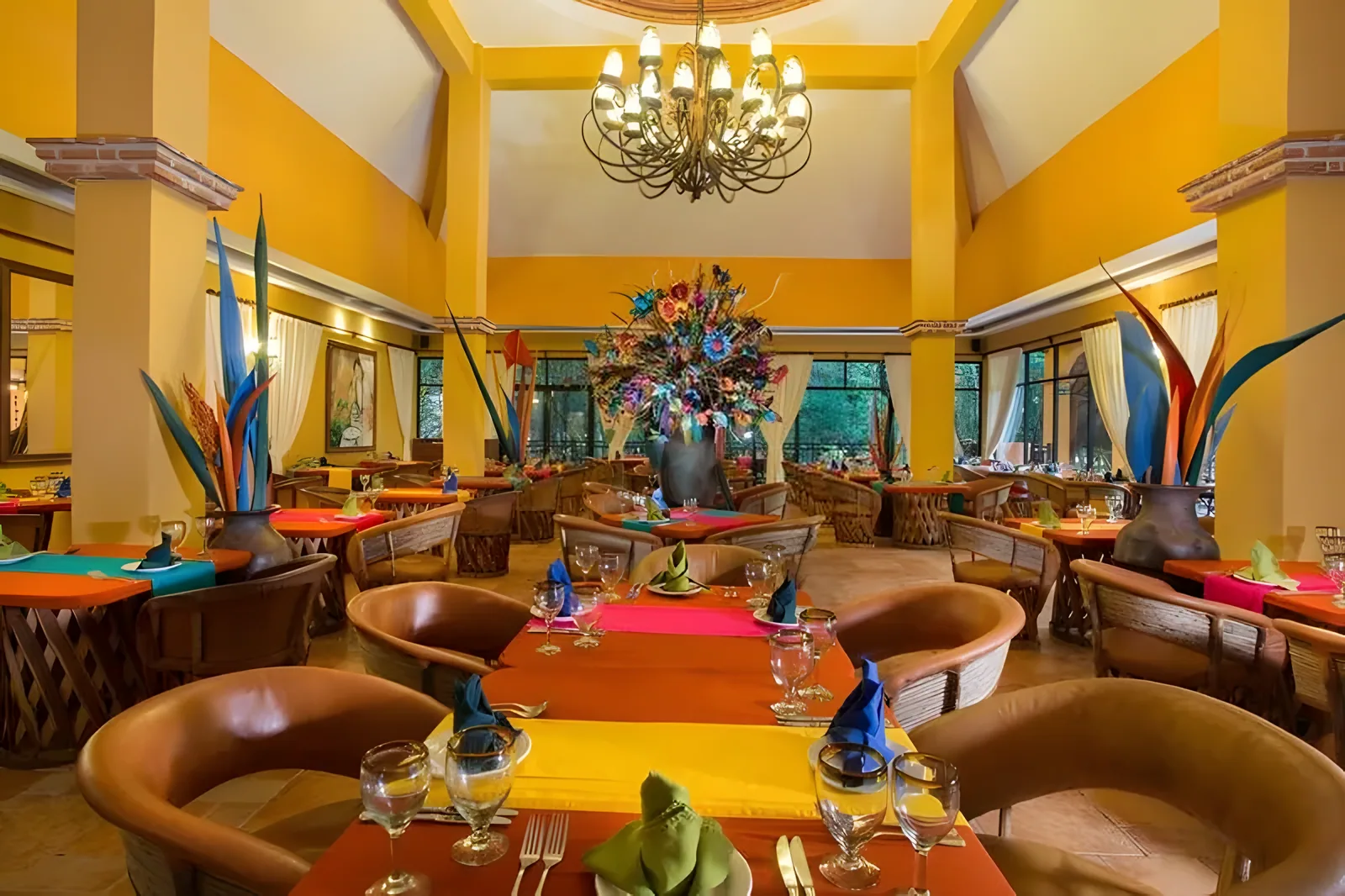 Šareni salon sa žutim zidovima i umetničkim detaljima · Viva Wyndham Maya Hotel 4*, Playa del Carmen