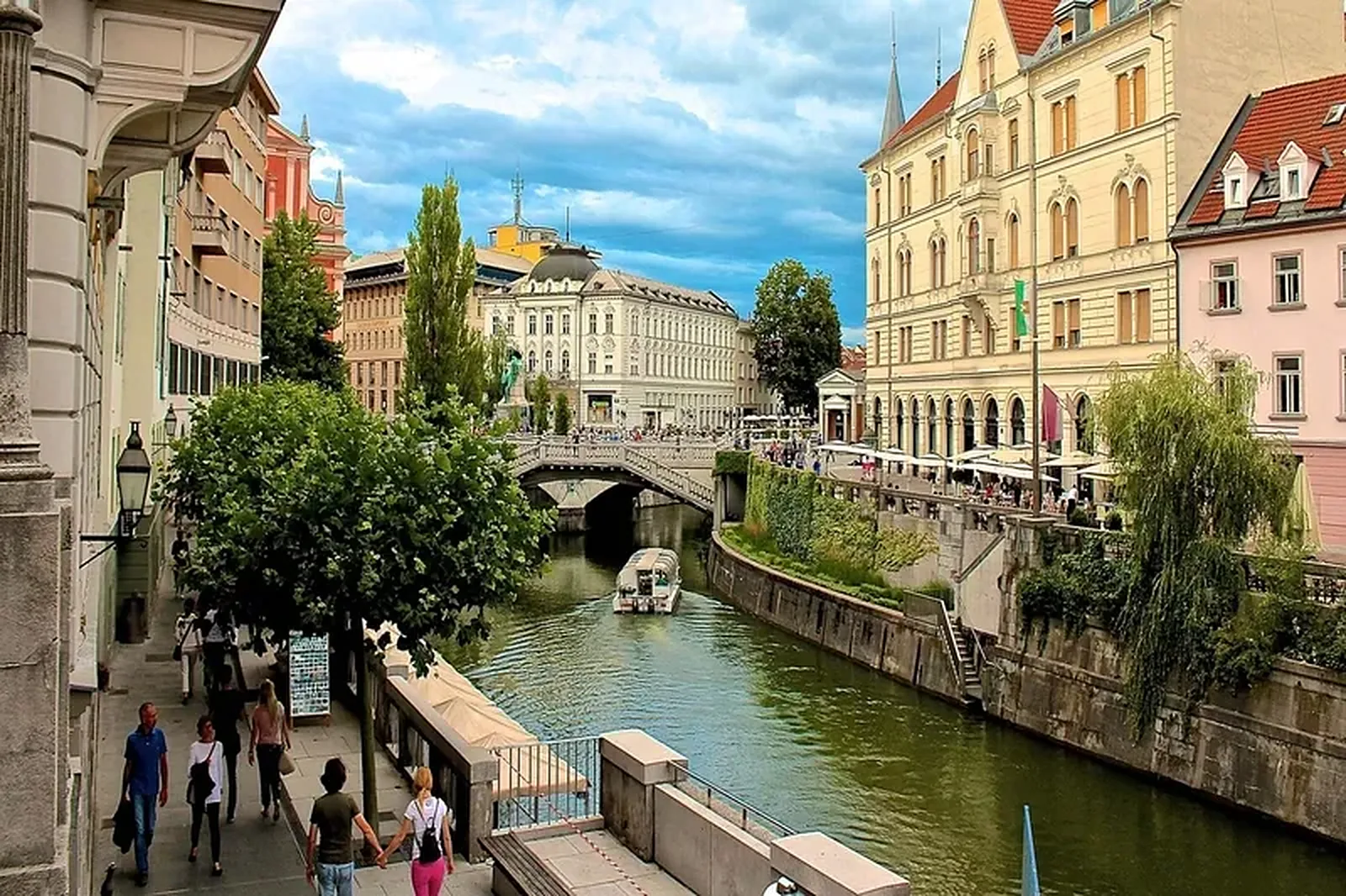 Rečno pešačko šetalište sa istorijskom arhitekturom i mostom · Ljubljana, Trst, Klagenfurt i Bled - 1 noćenje, Ljubljana