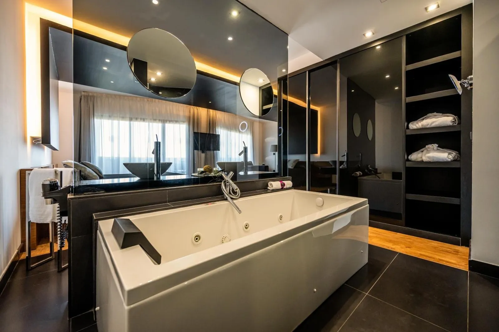 Kupatilo sa kadom i dva umivaonika · Albir Playa Hotel & Spa, El Albir