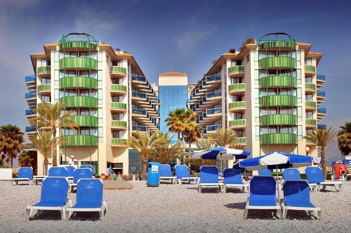 Zgrada hotela sa plavim ležaljkama i suncobranima · Hotel Kaktus Albir, El Albir