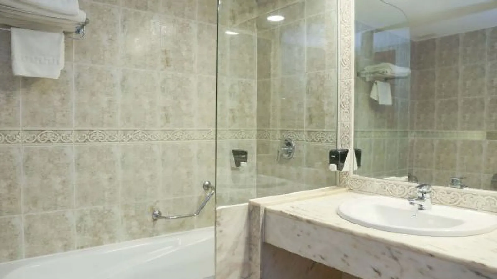 Kupatilo sa staklenom tuš kabinom i umivaonikom · Hotel Kaktus Albir, El Albir