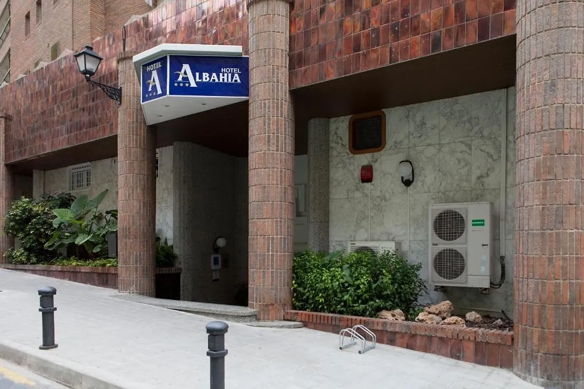 Ulaz u hotel sa natpisom Albahía · Hotel Albahía Alicante, Alikante