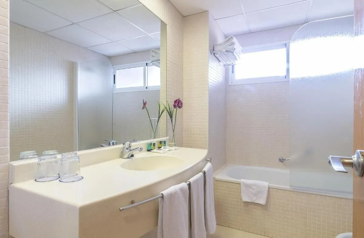 Kupatilo sa kadom i velikim umivaonikom · Hotel Albahía Alicante, Alikante