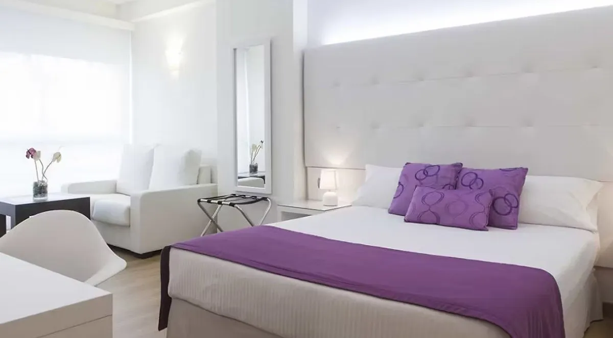 Soba sa bračnim krevetom i ljubičastim jastucima · Hotel Albahía Alicante, Alikante