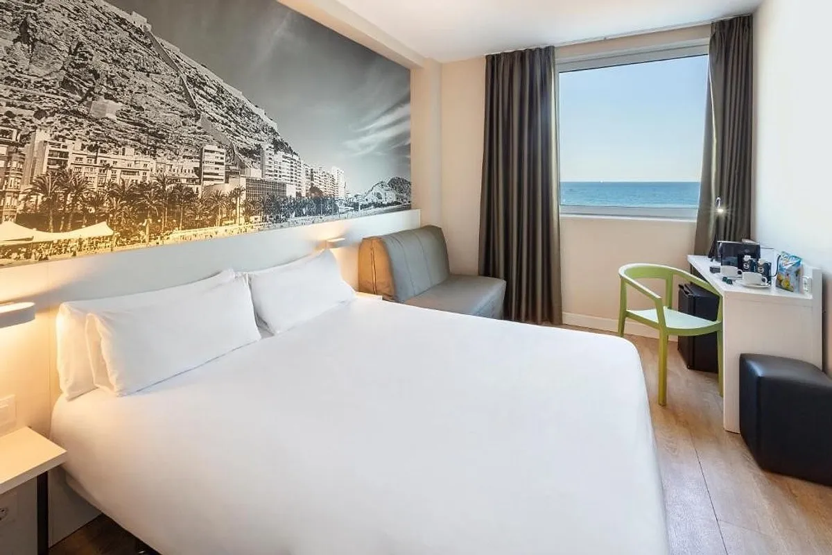 Soba sa belim krevetom i prozorom prema moru · B&B Hotel Alicante Centro, Alikante