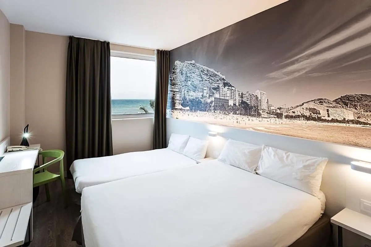 Soba sa velikim krevetom i muralom obale iznad njega · B&B Hotel Alicante Centro, Alikante