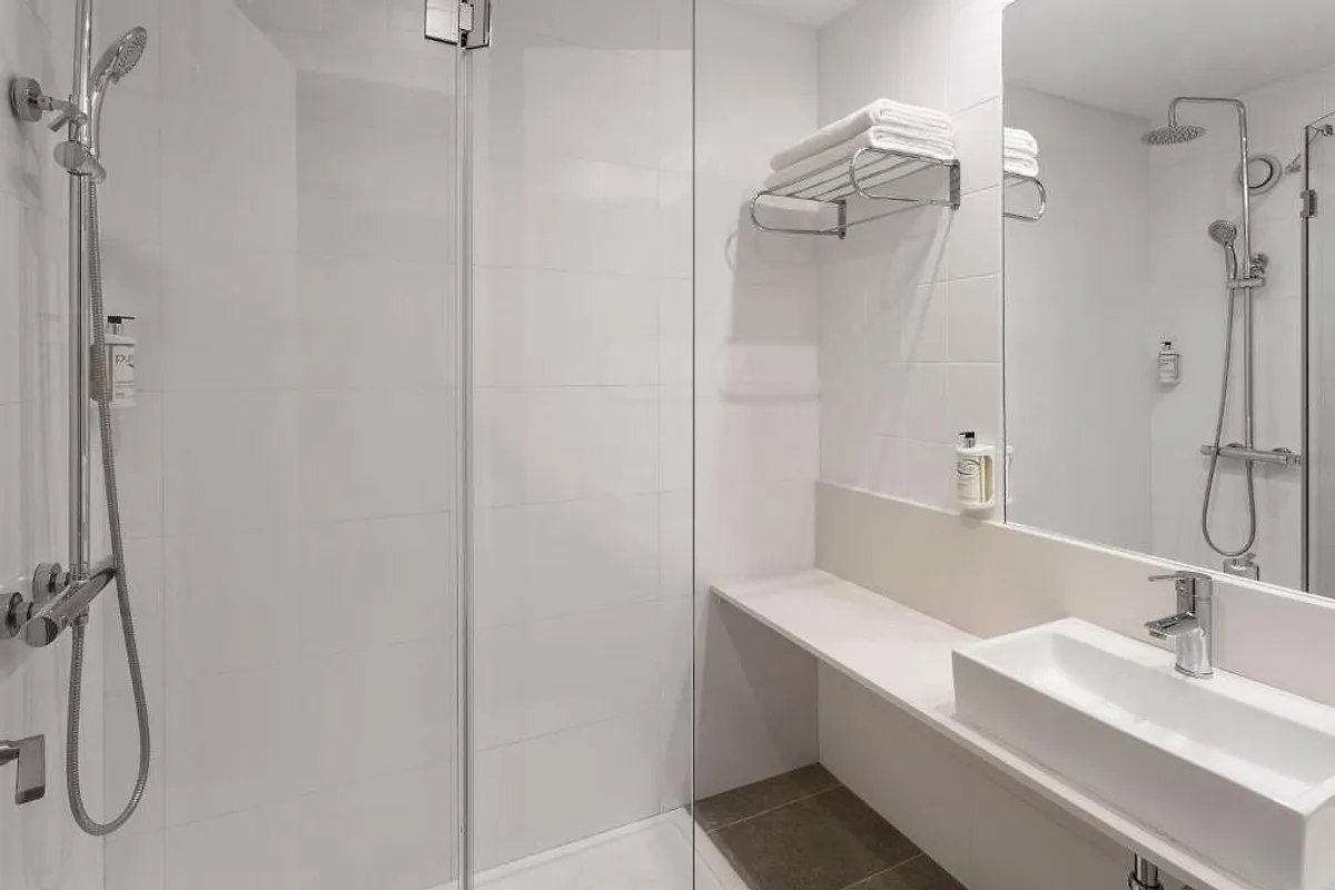 Kupatilo sa staklenom tuš kabinom i umivaonikom · B&B Hotel Alicante Centro, Alikante