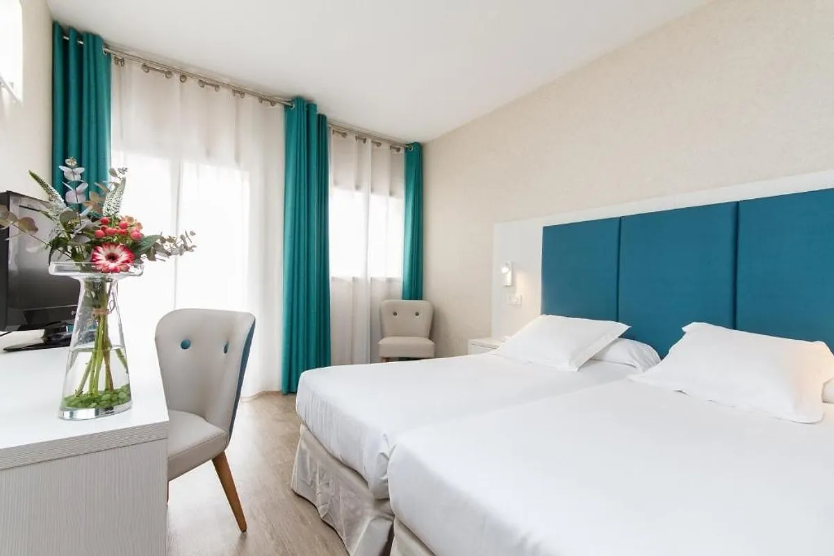 Soba sa dva kreveta i tirkiznim uzglavljem · Hotel Castilla Alicante, Alikante