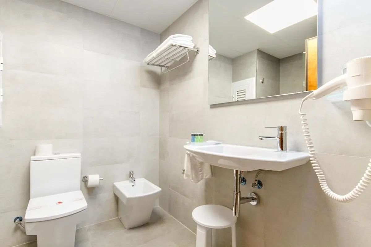 Kupatilo sa umivaonikom, bidoom i fenom · Hotel Castilla Alicante, Alikante