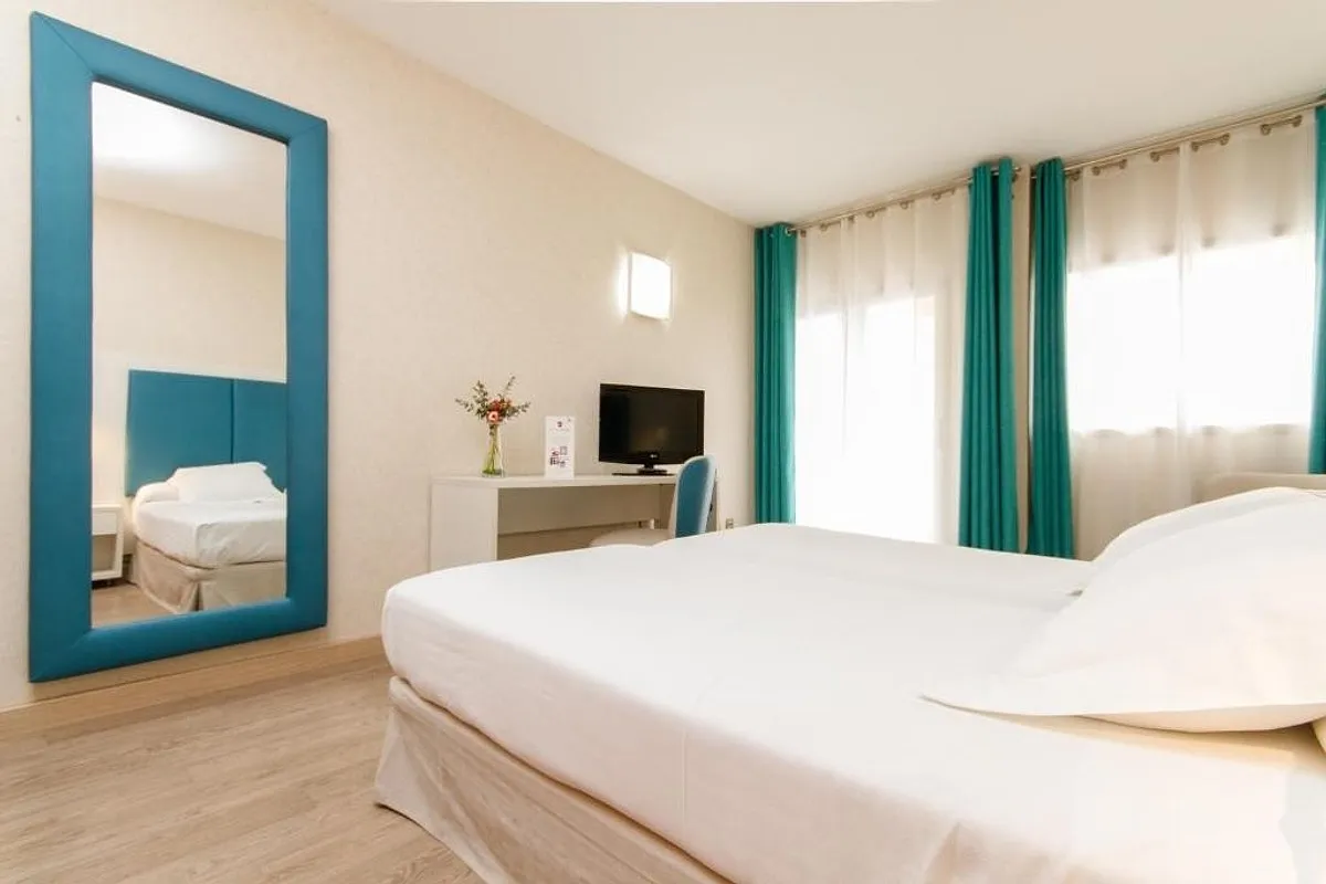 Soba sa krevetom, ogledalom i radnim stolom · Hotel Castilla Alicante, Alikante