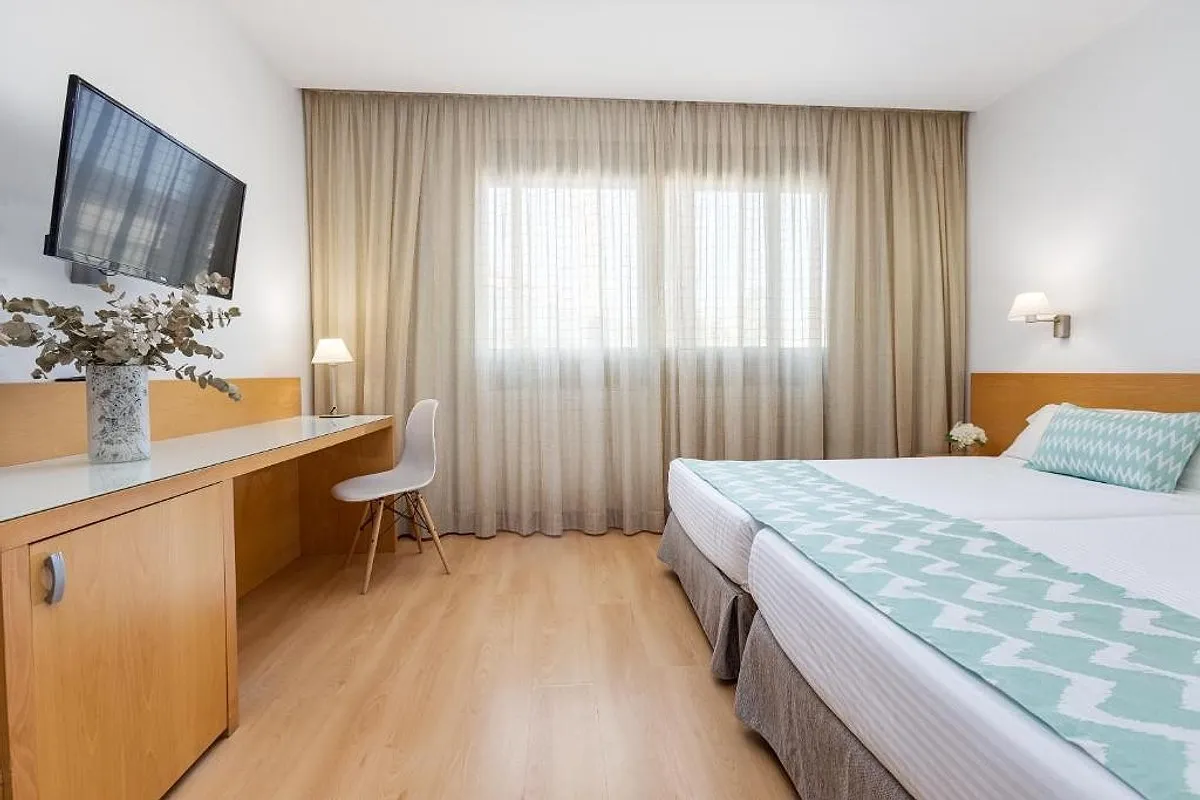 Soba sa dva kreveta, radnim stolom i televizorom · Hotel Daniya Alicante, Alikante