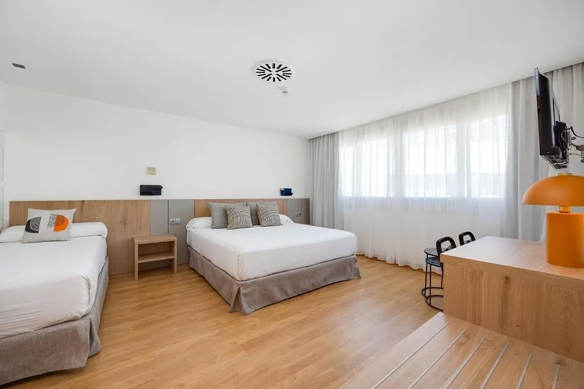 Soba sa krevetima i narandžastom lampom · Hotel Daniya Alicante, Alikante