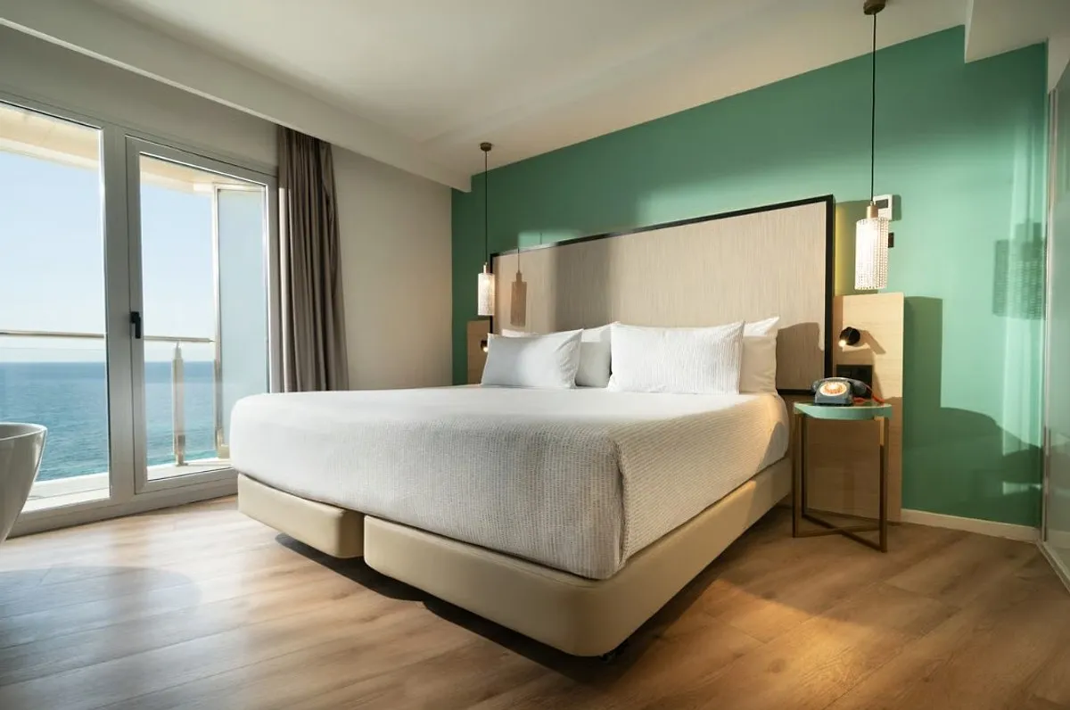Soba sa bračnim krevetom i zelenim zidom, prozori prema moru · INNSiDE by Meliá Alicante Porta Maris, Alikante
