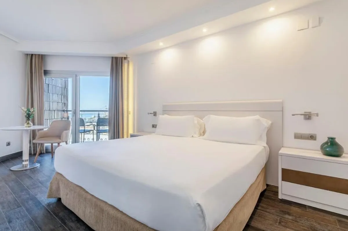 Svetla soba sa belim krevetom i izlazom na balkon · INNSiDE by Meliá Alicante Porta Maris, Alikante