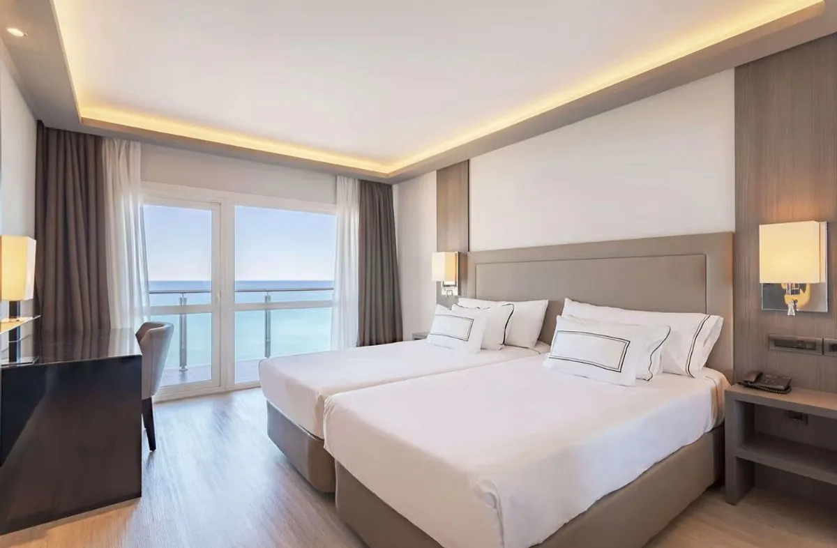 Dvokrevetna soba sa balkonskim vratima i pogledom na more · Meliá Alicante, Alikante