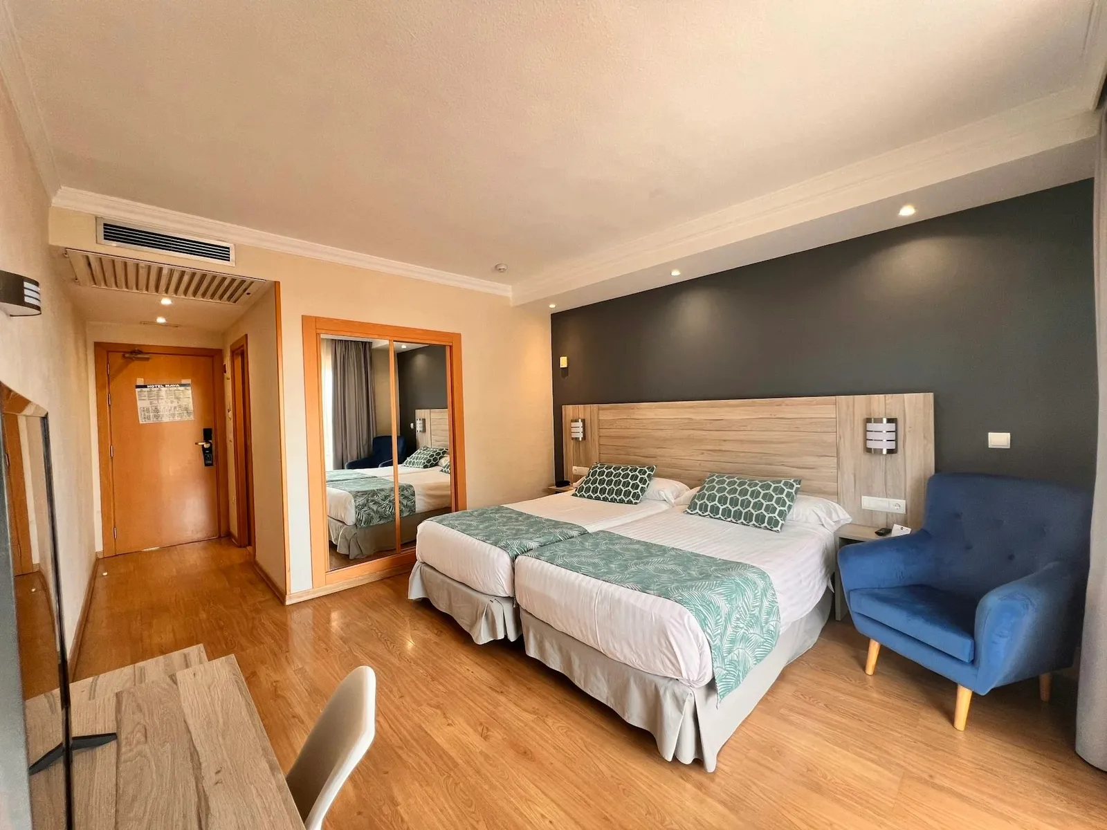 Soba sa dva kreveta i plavom foteljom · Sercotel Maya Alicante, Alikante