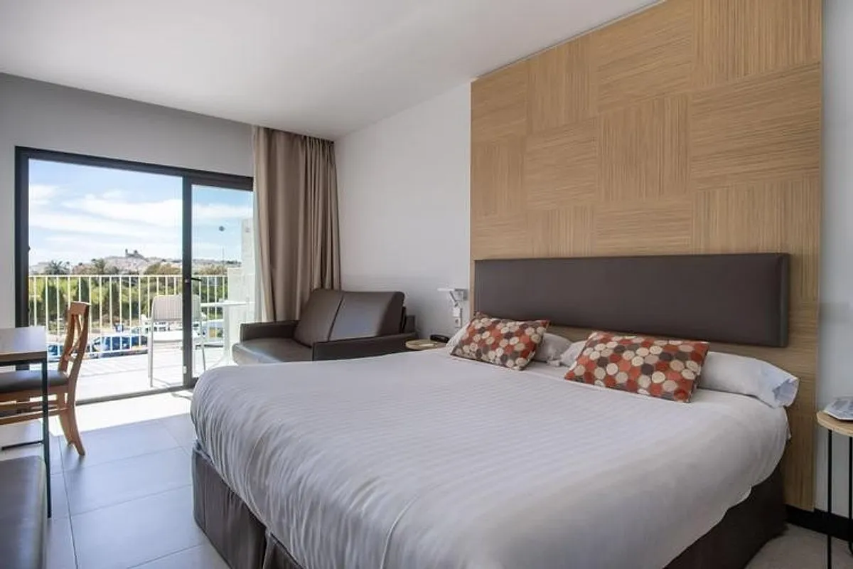 Soba sa bračnim krevetom i izlazom na balkon · Hotel Cap Negret, Altea