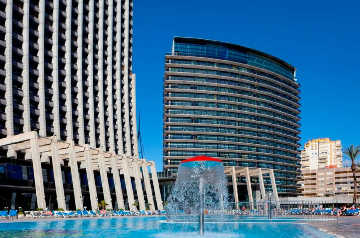 Bazen sa fontanom ispod visokih tornjeva hotela · Gran Hotel Bali, Benidorm