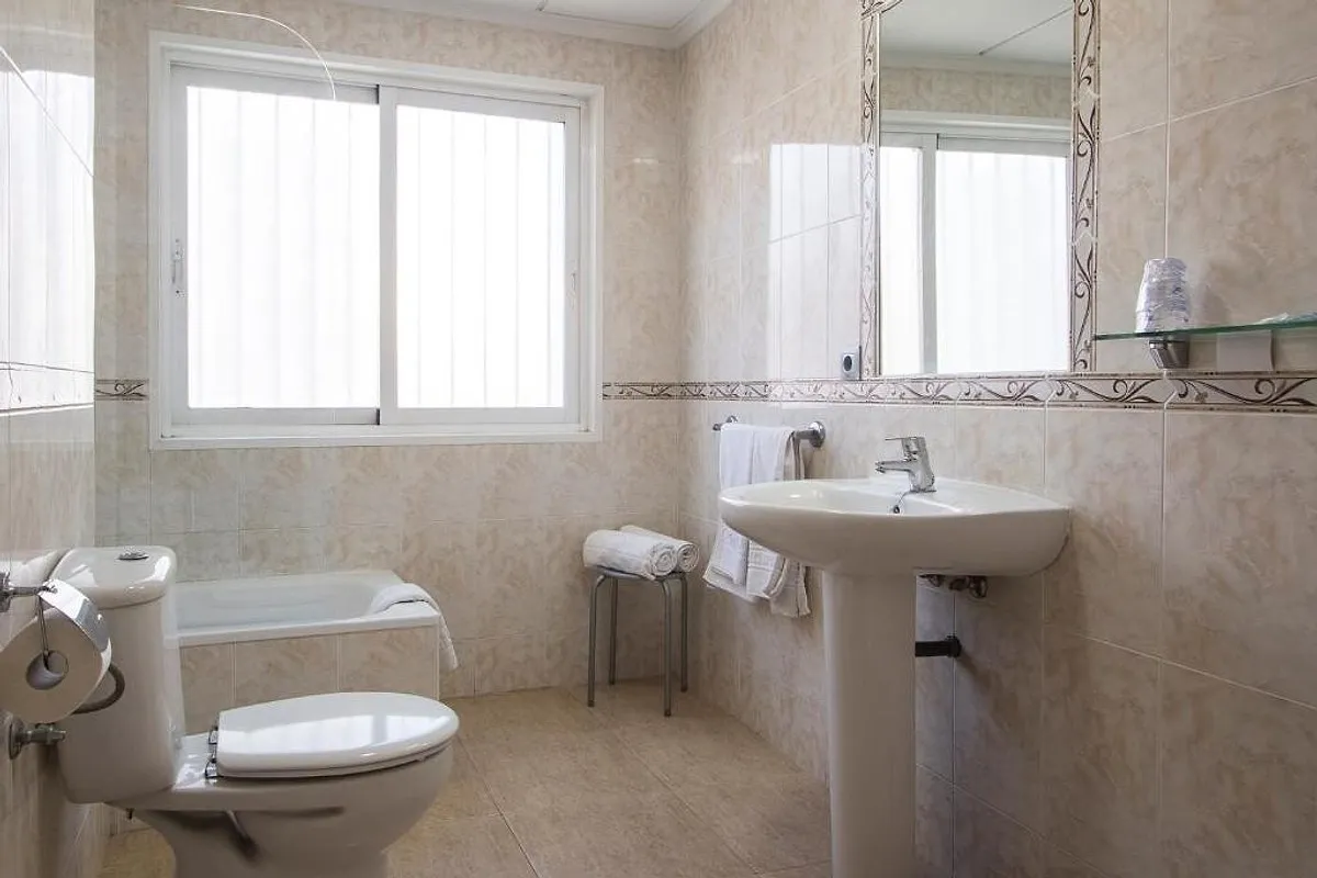 Kupatilo sa kadom i umivaonikom · Hotel Benidorm City Olympia, Benidorm
