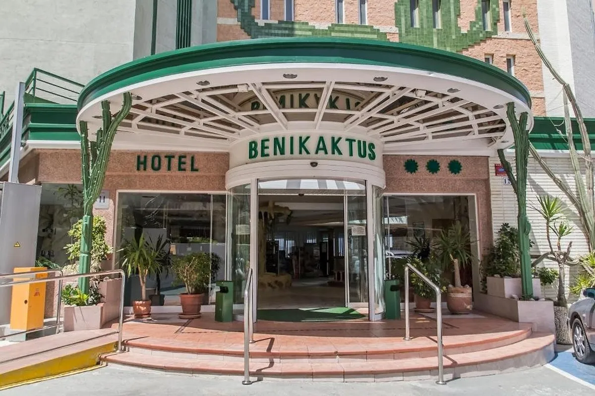 Glavni ulaz hotela sa zelenom nadstrešnicom · Hotel Benikaktus, Benidorm