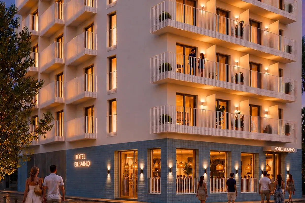 Fasada hotela uveče sa osvetljenim balkonima · Hotel Bilbaíno, Benidorm