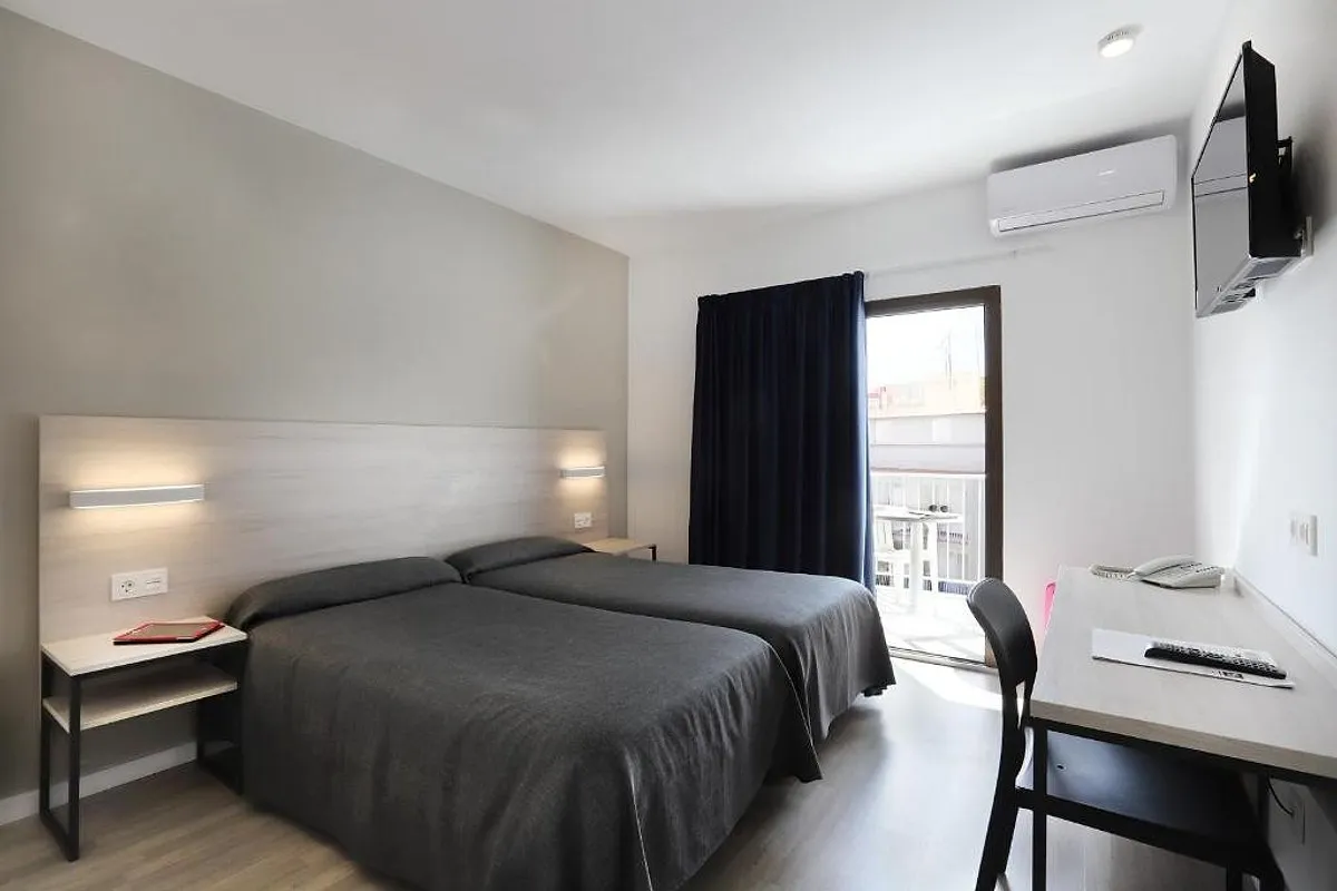 Dvokrevetna soba sa sivim prekrivačima i televizorom · Hotel Brasil, Benidorm